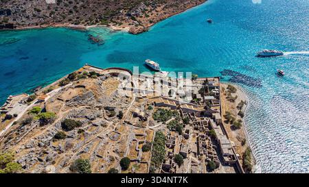 Fortezza veneziana di Spinalonga. Acqua incontaminata. Colpo aereo. Creta. Grecia Foto Stock