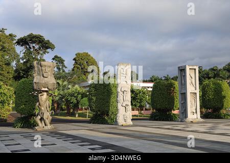 Scultura africana nella zona doganale etnica del Parco Nazionale di Malabo nella Guinea Equatoriale Foto Stock