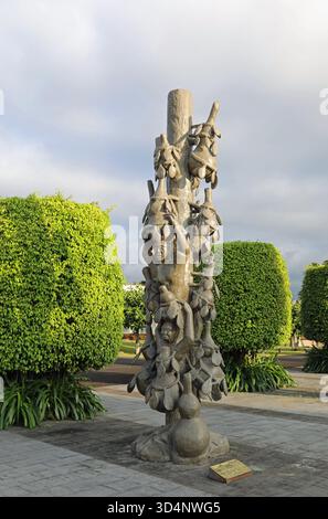 Scultura africana nella zona doganale etnica del Parco Nazionale di Malabo nella Guinea Equatoriale Foto Stock