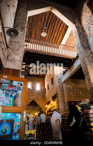 Souq Waqif è un suq a Doha, nello stato del Qatar. Il Souq è noto per la vendita di indumenti tradizionali, spezie, artigianato e souvenir Foto Stock