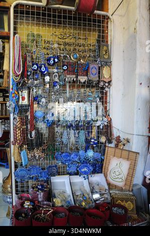 Negozi di souvenir e piatti unici in ceramica a motivi geometrici nel Souq Waqif, popolari tra turisti e locali Foto Stock