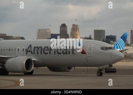 Newark, New Jersey, Stati Uniti. 11 novembre 2025. Un aereo dell'American Airlines all'aeroporto internazionale Liberty di Newark l'11 novembre 2025 a Newark. Si prevede che le cancellazioni dei voli aumenteranno martedì in base all'ordine FAA in caso di arresto del governo, gli alieni cancelleranno il 6% dei loro voli in 40 degli aeroporti più trafficati martedì per rispettare un ordine della FAA in mezzo alla chiusura del governo, un aumento rispetto ai precedenti tagli del 4%. (Immagine di credito: © Bryan Smith/ZUMA Press Wire) SOLO PER USO EDITORIALE! Non per USO commerciale! Foto Stock