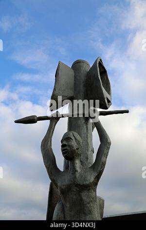 Scultura africana nella zona doganale etnica del Parco Nazionale di Malabo nella Guinea Equatoriale Foto Stock