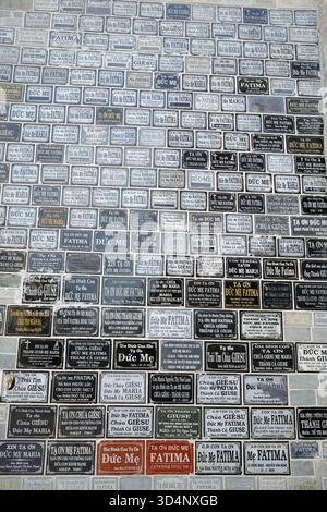 Chiesa cattolica di Fatima. Ex voto. muro. Ho chi Minh. Vietnam. Chiesa cattolica di Fatima 016951 108 Foto Stock