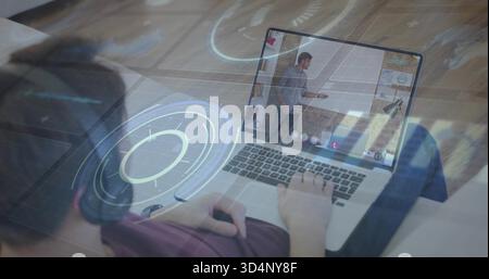 Utilizzo del computer portatile sul divano adolescente indossando una cuffia sopra l'orecchio per visualizzare i gesti dell'ospite sugli ologrammi dello schermo Foto Stock