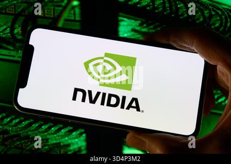 Logo NVIDIA su smartphone con sfondo hardware server Foto Stock