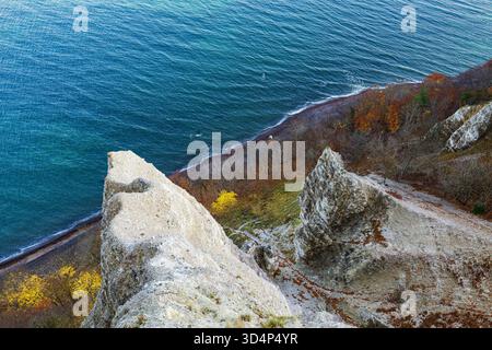 Scogliere di gesso in autunno sulla costa del Mar Baltico sull'isola di Ruegen, in Germania. Foto Stock