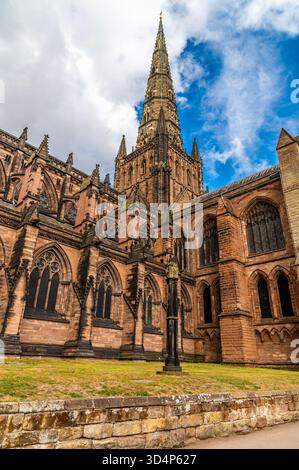 Una vista che guarda verso la sezione centrale e la guglia della Cattedrale di Lichfield a Lichfield, Regno Unito, in estate Foto Stock