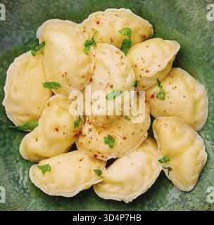 Cibo, guanciali con formaggio fresco da vicino vista dall'alto Foto Stock