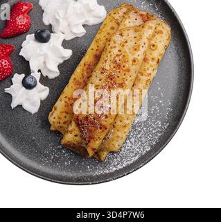 Cibo, pancake in un piatto con fragole, panna montata Foto Stock