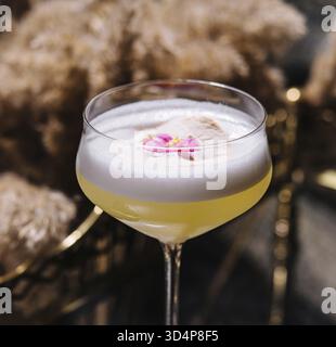 Cibo, bicchiere con cocktail al limone giallo con schiuma Foto Stock