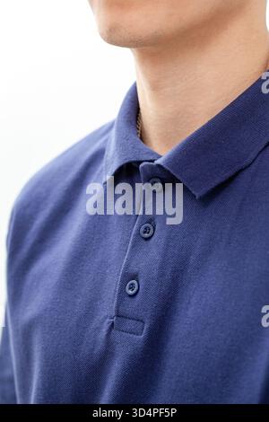 Primo piano con colletto e bottoni da polo blu navy su sfondo bianco. Foto Stock
