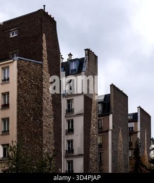 Allineamento delle pareti a timpano dei vecchi edifici parigini, in Francia Foto Stock