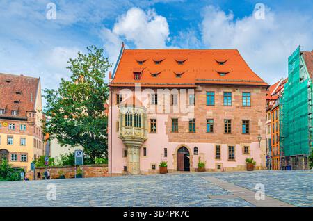 Edifici medievali sulla piazza pedonale vuota Sebalder Platz nel centro storico della città di Norimberga, nella regione della Franconia media, nello stato della Baviera, a Ger Foto Stock