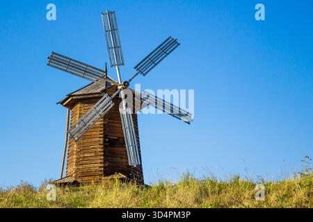 Storico mulino a vento in legno nel villaggio di Nizhnya Sinyachikha nella regione degli Urali in Russia che riflette la tradizionale architettura rurale e il patrimonio conservato Foto Stock