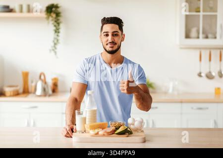 Scelte di stile di vita sano in un ambiente luminoso con cibi freschi Foto Stock