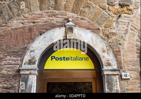 Montepulciano, Italia - 11 luglio 2025: L'insegna per il servizio postale taliano, Posteitaliane a Montepulciano Foto Stock
