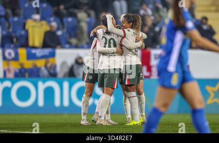 AUT, Monaco, SKN St. Pölten vs Chelsea London, Women's Champions League, UEFA, stagione 2526, NV Arena, giorno 3 nella foto: Sam Kerr (Chelsea London #20) segna un gol, festeggiando con Wieke Kaptein (Chelsea London #18) ed Ellie Carpenter (Chelsea Foto Stock