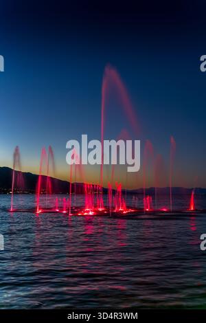 Fontana illuminata di notte sul lago Ohrid Foto Stock
