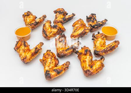 Piatto bilanciato con sei ali di pollo fritte al limone e alle erbe, accompagnato da cremosi cavoli di cavolo e patate al rosmarino Foto Stock