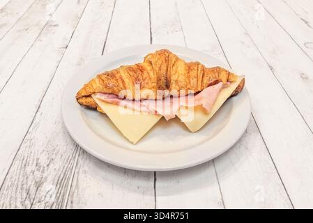 Sandwich di tonno alla griglia con mozzarella, insalata di tonno e capperi su pane integrale tostato Foto Stock