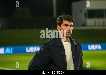 Madrid, Spagna, 11 novembre 2025: Allenatore del Real Madrid Pau Quesada durante la fase 3 della UEFA Women's Champions League 2025-26 tra il Real Madrid e il Paris FC l'11 novembre 2025, allo stadio Alfredo di Stéfano di Madrid, Spagna. Crediti: Alberto Brevers / Alamy Live News. Foto Stock