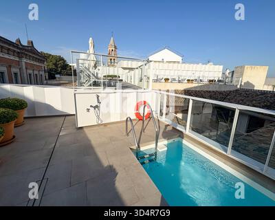 Siviglia, Andalusia, Spagna, Hotel Posada del Lucero in Almirante Apodaca 7, centro di Siviglia, nelle calde giornate autunnali Foto Stock