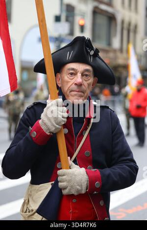 Un reenattore storico vestito da soldato delle marce della Guerra d'indipendenza americana durante la Veterans Day Parade sulla Fifth Avenue a New York l'11 novembre 2025. (Foto: Gordon Donovan) Foto Stock