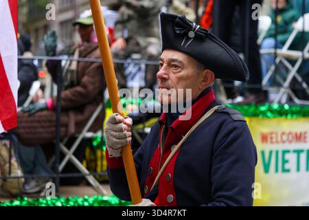 Un reenattore storico vestito da soldato delle marce della Guerra d'indipendenza americana durante la Veterans Day Parade sulla Fifth Avenue a New York l'11 novembre 2025. (Foto: Gordon Donovan) Foto Stock