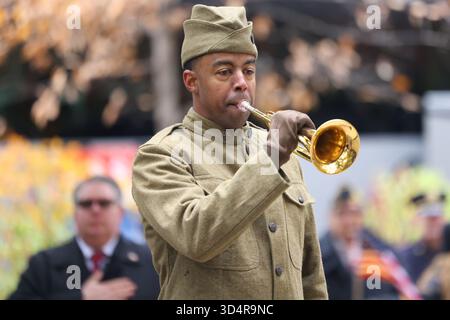 Uno storico reenactor vestito da soldato della prima guerra mondiale suona i rubinetti durante la Veterans Day Parade sulla Fifth Avenue a New York l'11 novembre 2025. (Foto: Gordon Donovan) Foto Stock