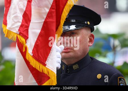 La NYPD Honor Guard ricopre una posizione durante una cerimonia al Madison Square Park di New York l'11 novembre 2025. (Foto: Gordon Donovan) Foto Stock
