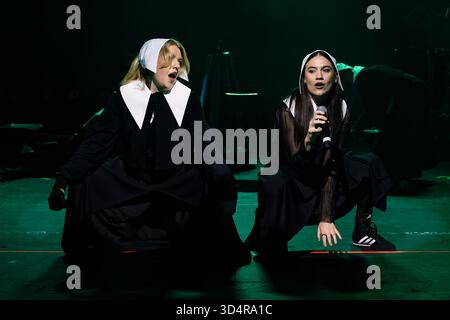 LONDRA, INGHILTERRA: L'autostima (Rebecca Lucy Taylor) si esibisce sul palco della Brixton Academy durante la seconda notte del suo tour tutto esaurito. Con: Rebecca Lucy Taylor, Nadine Shah dove: Londra, Regno Unito quando: 10 ottobre 2025 Credit: Neil Lupin/WENN Foto Stock