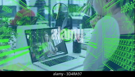Guardare il lavoratore che si concentra sul laptop in un ufficio moderno mostrando il presentatore remoto in un blazer leggero, AR UI. Collaborazione, dashboard, analisi, dati, augme Foto Stock