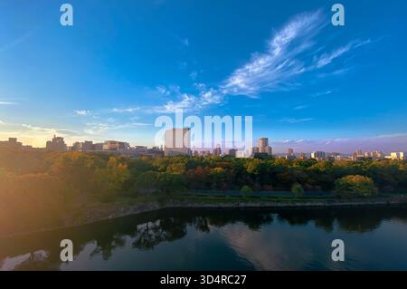 Giappone, vista panoramica dello skyline di Osaka dal castello di Osaka al tramonto Foto Stock