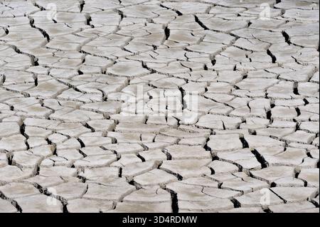 Masse secche dal dragaggio che sembrano un deserto Foto Stock
