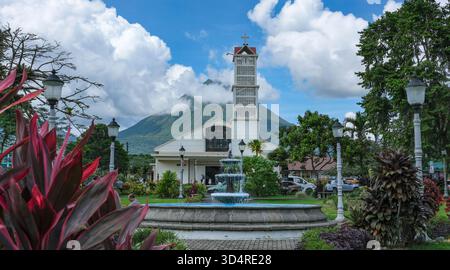 La fortuna, Costa Rica - 25 ottobre 2025: Parrocchia di San Juan Bosco, chiesa cattolica di la fortuna, con il vulcano Arenal sullo sfondo. Foto Stock