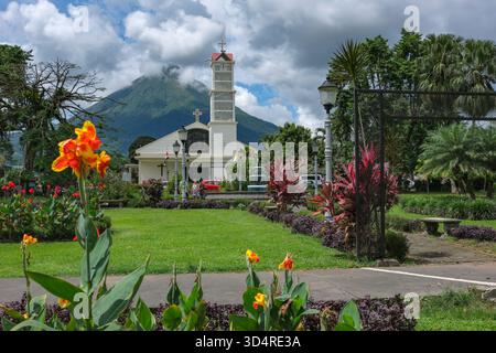 La fortuna, Costa Rica - 25 ottobre 2025: Parrocchia di San Juan Bosco, chiesa cattolica di la fortuna, con il vulcano Arenal sullo sfondo. Foto Stock