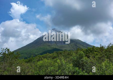 La fortuna, Costa Rica - 27 ottobre 2025: Vulcano Arenal nel Parco Nazionale del Vulcano Arenal a la fortuna, Costa Rica. Foto Stock