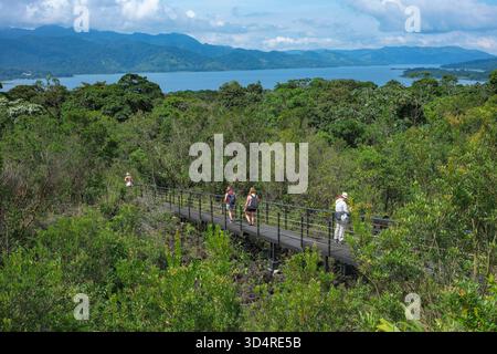 La fortuna, Costa Rica - 27 ottobre 2025: Turisti che visitano il Parco Nazionale del Vulcano Arenal a la fortuna, Costa Rica. Foto Stock