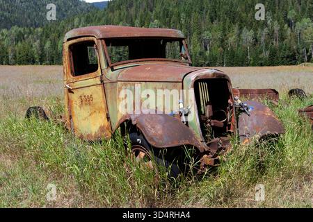 La MV Balfour è ormeggiata al terminal dei traghetti di Balfour, nella British Columbia, sulla riva occidentale del lago Kootenay. Foto Stock