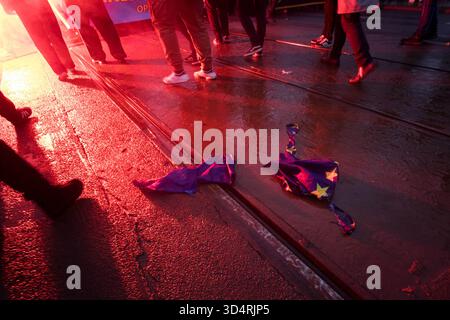 I resti di una bandiera bruciata dell'Unione europea vengono lasciati a terra durante la manifestazione. Nel pomeriggio dell'11 novembre, cittadini polacchi provenienti da tutto il paese hanno marciato per le strade di Varsavia per celebrare il giorno dell'indipendenza. Si stima che l'evento raccolga 100 mila partecipanti, con polacchi patriottici che si riuniscono per festeggiare. Molte famiglie portano i loro figli. La marcia ha sfumature religiose con molto simbolismo religioso visto nelle bandiere e nelle bandiere. Anche molte organizzazioni di estrema destra e fasciste hanno marciato. Quest'anno, il deputato polacco al Parlamento europeo Dominik Ta Foto Stock