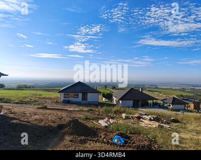 Case in collina con ampia vista sulla campagna Foto Stock