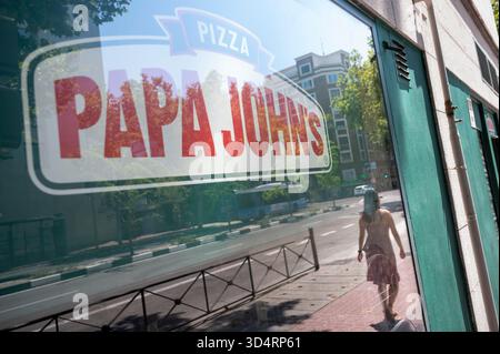 Madrid, Spagna. 23 ottobre 2025. Una passeggiata pedonale passa davanti al ristorante americano Papa John's Pizza di Madrid. (Foto di Xavi Lopez/SOPA Images/Sipa USA) credito: SIPA USA/Alamy Live News Foto Stock