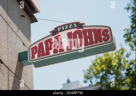 Madrid, Spagna. 23 ottobre 2025. Il franchise di pizzerie americane, Papa John's Pizza, logo visto a Madrid. (Foto di Xavi Lopez/SOPA Images/Sipa USA) credito: SIPA USA/Alamy Live News Foto Stock