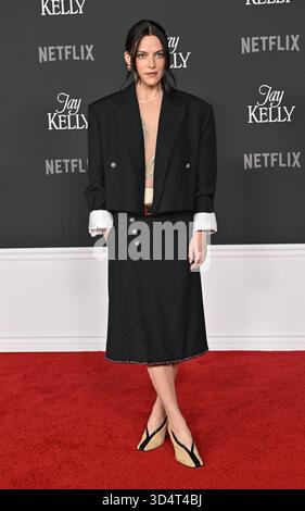 Hollywood, Stati Uniti. 11 novembre 2025. Riley Keough arriva alla prima di Los Angeles di "Jay Kelly" all'Egyptian Theatre l'11 novembre 2025 a Hollywood, CA. LISA OConnor/ Credit: AFF/Alamy Live News Foto Stock