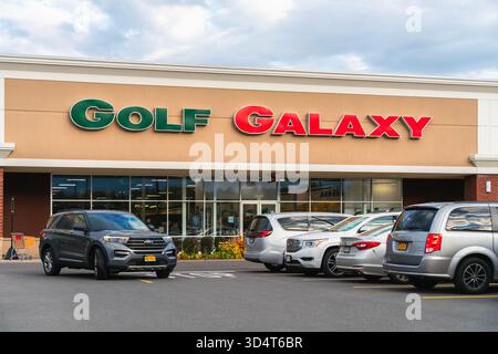 DeWitt, NY - 8 novembre 2025: Golf Galaxy è un rivenditore nazionale di golf che offre attrezzature, abbigliamento e servizi esperti come attrezzature per club e riparazioni Foto Stock