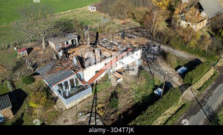 AGGIORNAMENTO: Lunzenau - Einfamilienhaus nach Brand komplett zerstört Großer Sachschaden, Brandursache unklar 06.11.2025 gegen 13 Uhr Lunzenau OT Klein Schlaisdorf, Feldstraße PM Polizeidirektion Chemnitz: Feuerwehr, Polizei und Rettungskräfte sind in der vergangenen Nacht in der Privatgrundstück auf inseinem Feldstraße zum Eatz gekommen. Nach dem derzeitigen Kenntnisstand War es aus noch ungeklärter Ursache in einem Nebengelass zum Brand gekommen, welcher sich in der Folge ausbreitete und auf ein angrenzendes Einfamilienhaus übergriff. Die beiden Bewohner 53/W, 53/m hatten sich selbstständig in SIC Foto Stock