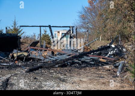 AGGIORNAMENTO: Lunzenau - Einfamilienhaus nach Brand komplett zerstört Großer Sachschaden, Brandursache unklar 06.11.2025 gegen 13 Uhr Lunzenau OT Klein Schlaisdorf, Feldstraße PM Polizeidirektion Chemnitz: Feuerwehr, Polizei und Rettungskräfte sind in der vergangenen Nacht in der Privatgrundstück auf inseinem Feldstraße zum Eatz gekommen. Nach dem derzeitigen Kenntnisstand War es aus noch ungeklärter Ursache in einem Nebengelass zum Brand gekommen, welcher sich in der Folge ausbreitete und auf ein angrenzendes Einfamilienhaus übergriff. Die beiden Bewohner 53/W, 53/m hatten sich selbstständig in SIC Foto Stock