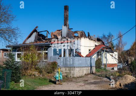 AGGIORNAMENTO: Lunzenau - Einfamilienhaus nach Brand komplett zerstört Großer Sachschaden, Brandursache unklar 06.11.2025 gegen 13 Uhr Lunzenau OT Klein Schlaisdorf, Feldstraße PM Polizeidirektion Chemnitz: Feuerwehr, Polizei und Rettungskräfte sind in der vergangenen Nacht in der Privatgrundstück auf inseinem Feldstraße zum Eatz gekommen. Nach dem derzeitigen Kenntnisstand War es aus noch ungeklärter Ursache in einem Nebengelass zum Brand gekommen, welcher sich in der Folge ausbreitete und auf ein angrenzendes Einfamilienhaus übergriff. Die beiden Bewohner 53/W, 53/m hatten sich selbstständig in SIC Foto Stock
