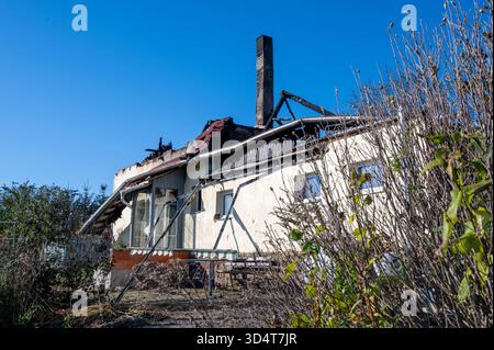 AGGIORNAMENTO: Lunzenau - Einfamilienhaus nach Brand komplett zerstört Großer Sachschaden, Brandursache unklar 06.11.2025 gegen 13 Uhr Lunzenau OT Klein Schlaisdorf, Feldstraße PM Polizeidirektion Chemnitz: Feuerwehr, Polizei und Rettungskräfte sind in der vergangenen Nacht in der Privatgrundstück auf inseinem Feldstraße zum Eatz gekommen. Nach dem derzeitigen Kenntnisstand War es aus noch ungeklärter Ursache in einem Nebengelass zum Brand gekommen, welcher sich in der Folge ausbreitete und auf ein angrenzendes Einfamilienhaus übergriff. Die beiden Bewohner 53/W, 53/m hatten sich selbstständig in SIC Foto Stock
